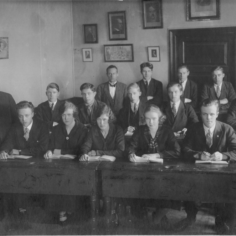 6. B MR  1925-1926 Bjarni Benediktsson er annar frá vinstri í miðröð (Ljósmyndari óþekktur- (Úr safni Menntaskólans í Reykjavík)