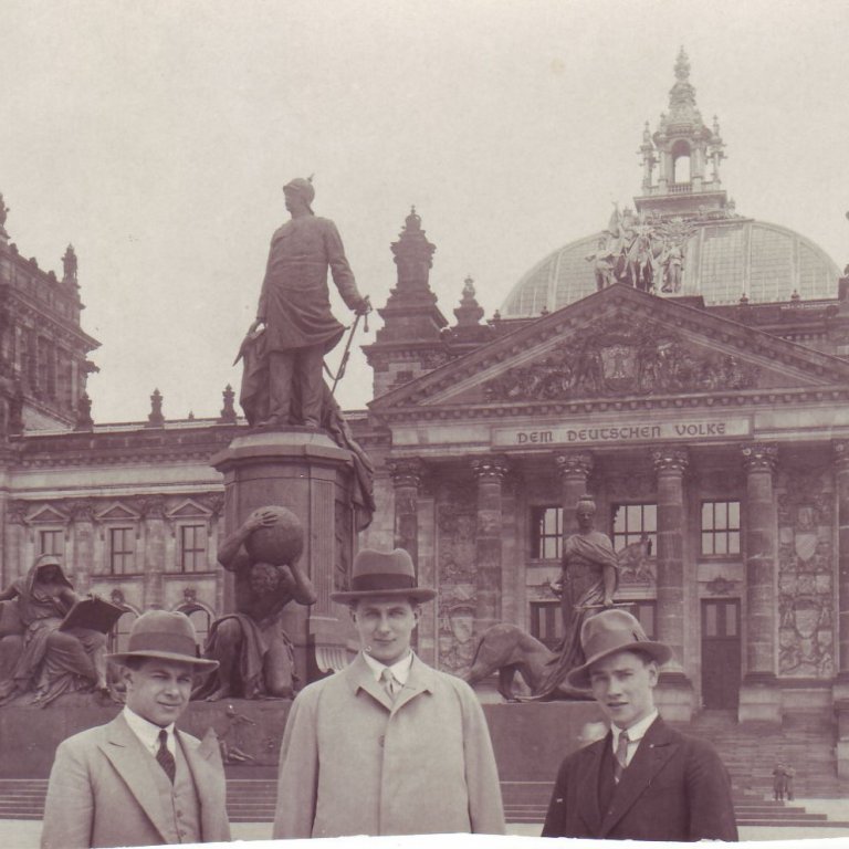 Berlín 1931 fyrir framan þinghúsið frá vinstri er  Bjarni síðan Sveinn bróðir hans og loks Þórarinn Benedikz (Ljósmynd úr einkasafni Ólafar Benediktsdóttur)
