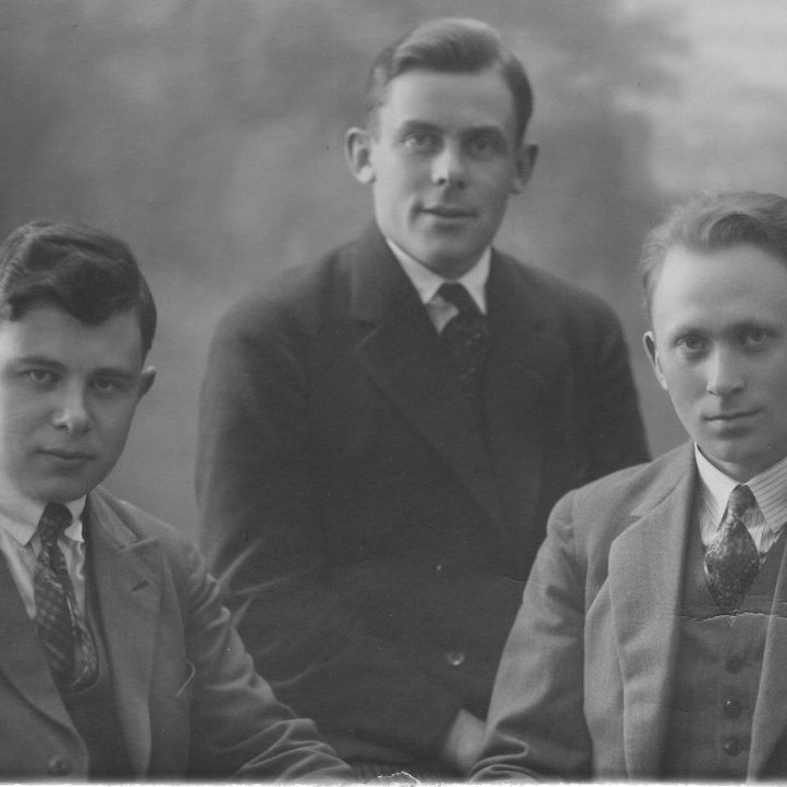 Bjarni- Hákon Guðmundsson og Jónatan Hallvarðsson að loknu kandídatsprófi í lögfræði 1930 (Ljósmyndari óþekktur © Einkasafn Ólafar Benediktsdóttur)