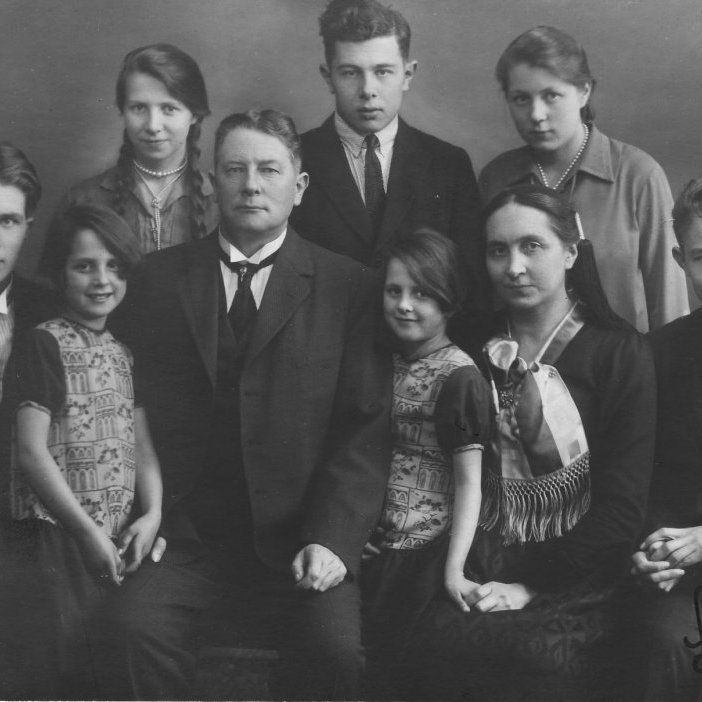 Benedikt Sveinsson og Guðrún Pétursdóttir ásamt börnum - Bjarni er í aftari röð fyrir miðju (Ljósmynd Kaldal © Einkaskjalasafn Ólafar Benediktsdóttur)