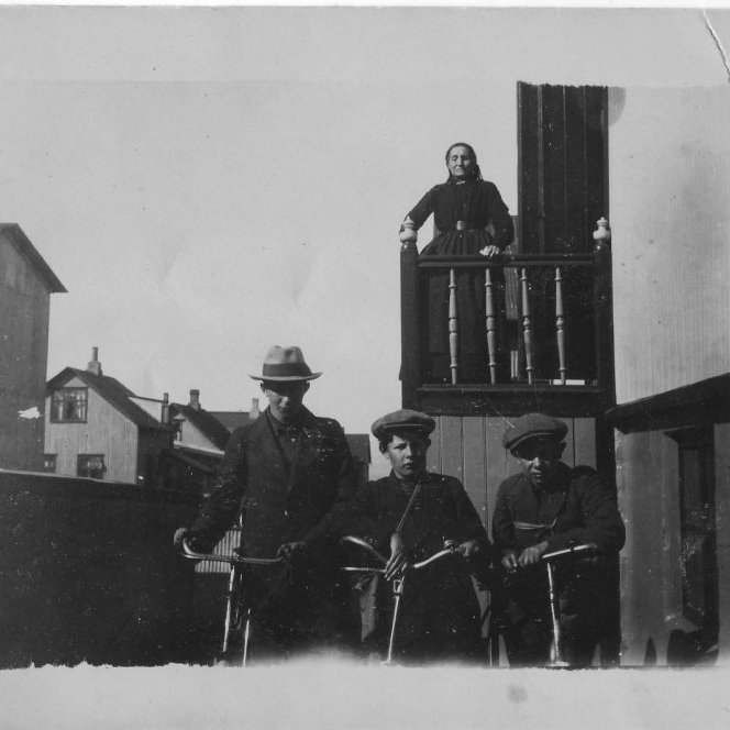 Ragnhildur Ólafsdóttur og dóttursynir Sveinn, Pétur og Bjarni sem er lengst til hægri (Póstkort úr einkasafni Ólafar Benediktsdóttur)