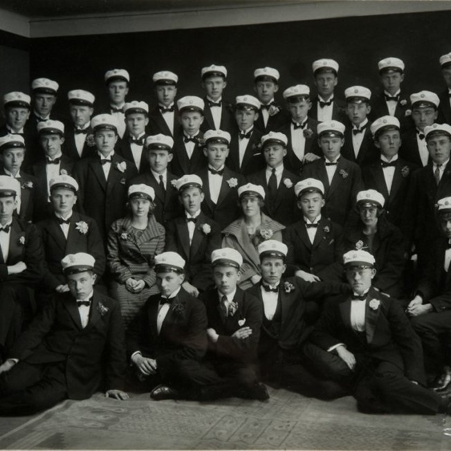 Stúdentsmynd frá MR 1926 - Bjarni Benediksson lengst til vinstri í fremstu röð (Ljósmyndari óþekktur © afn enntaskólans í Reykjavík). 6444