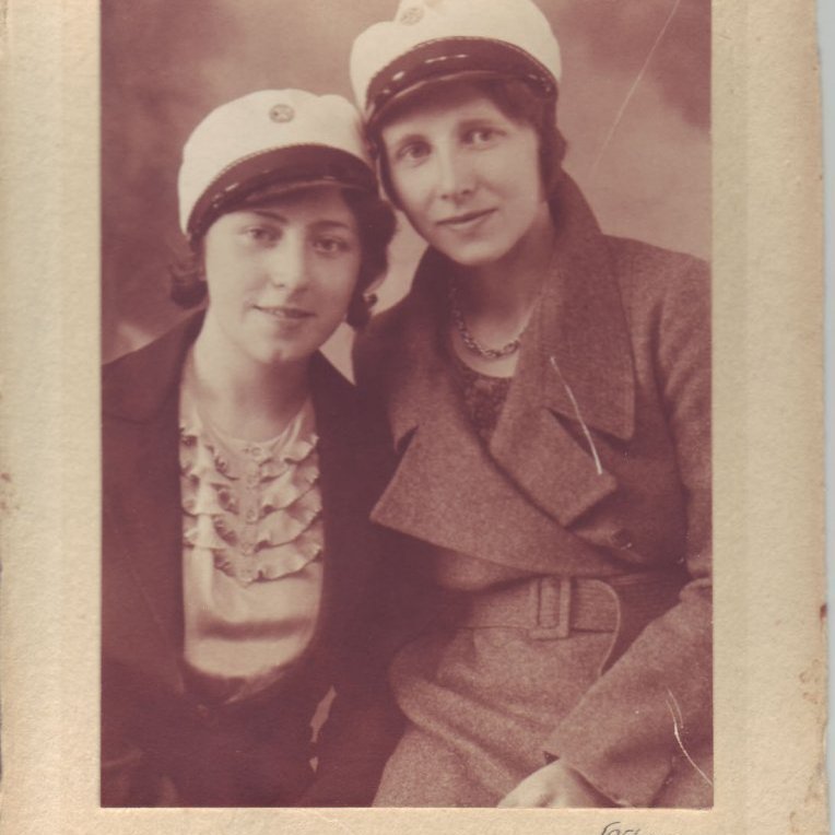 Vinkonurnar  - Valgerður Tómasdóttir fyrri eiginkona Bjarna Benediktssonar og systir hans Ragnhildur 1932 (Ljósmynd Loftur ©   Einkasafn Ólafar Benediktsdóttur)