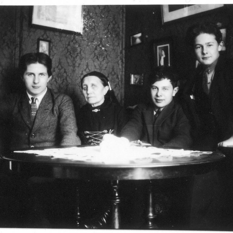 Sveinn-Ragnhildur Ólafsdóttir móðuramma bræðranna- Bjarni og Pétur (Ljósmyndari óþekktur © inkaskjalasafn Bjarna Benediktssonar)