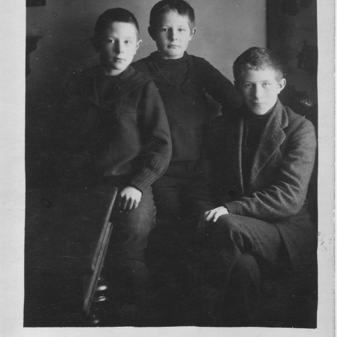 Talið frá vinstri Bjarni- Pétur og Sveinn Benedikssynir um 1920 (Póstkort úr einkasafni Ólafar Benediktsdóttur)