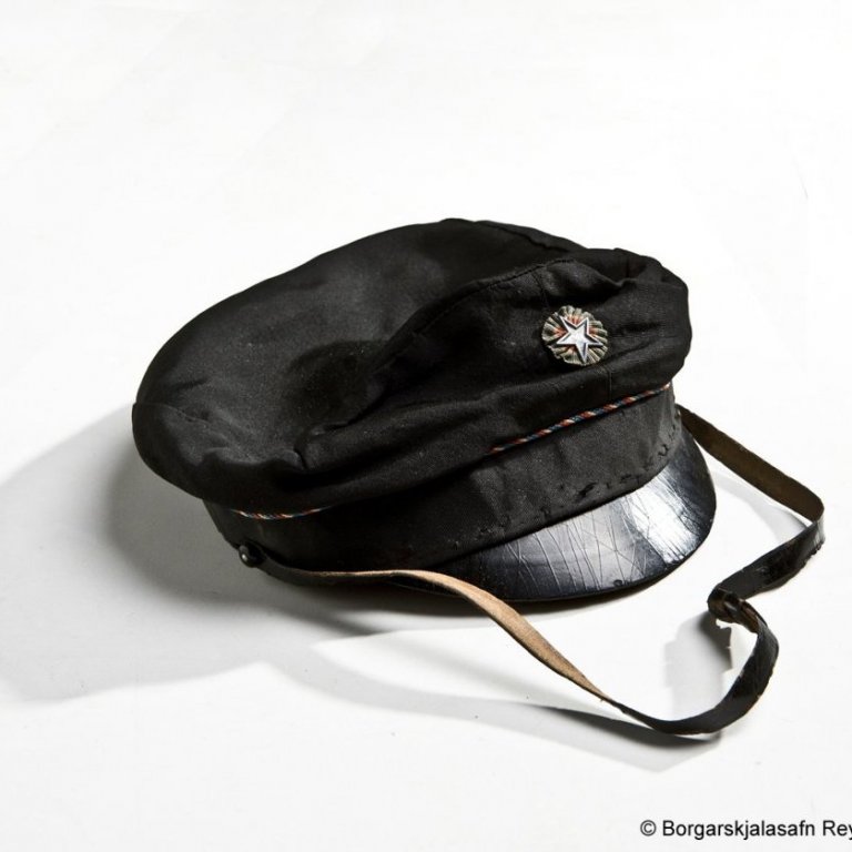 Stúdentshúfa Bjarna Benediktssonar