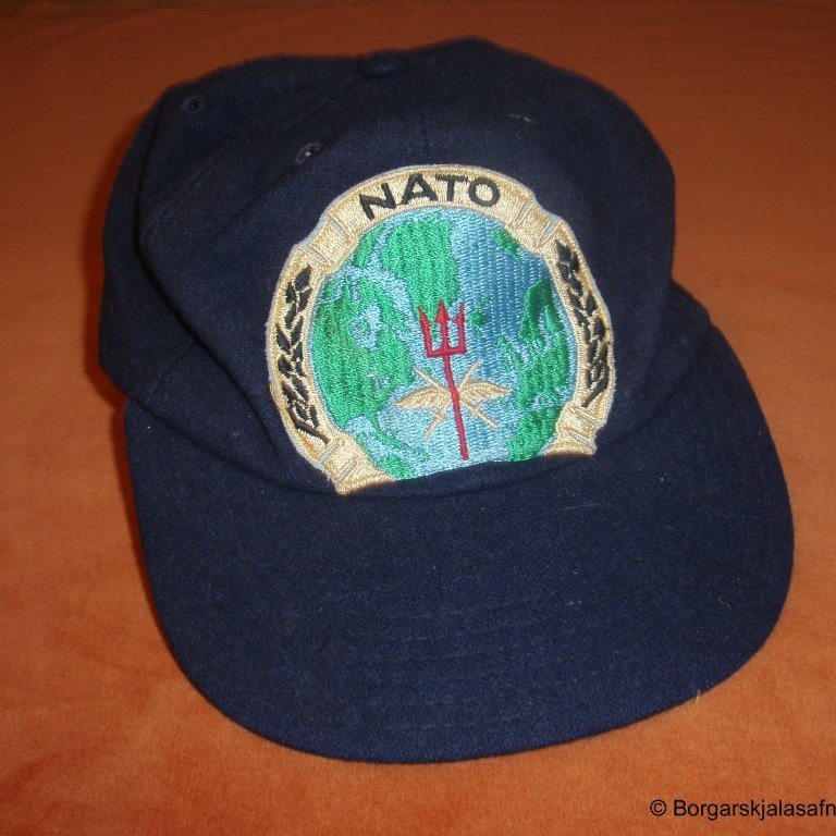 Derhúfa sem á stendur NATO