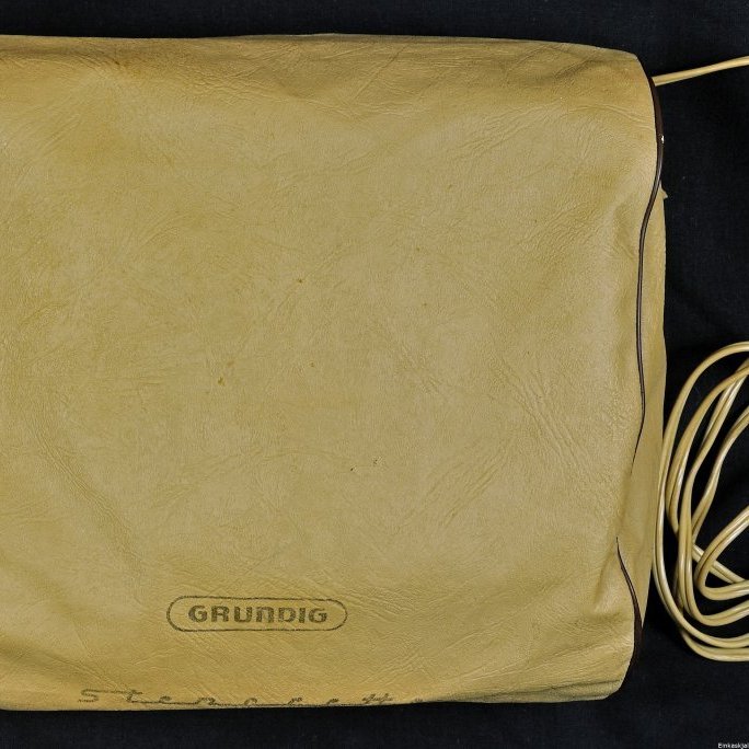 Grundig Stenorette diktafónn, með yfirbreiðu.