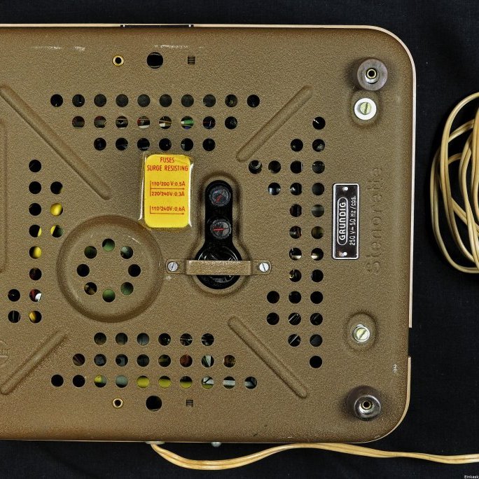 Grundig Stenorette diktafónn, að neðan.