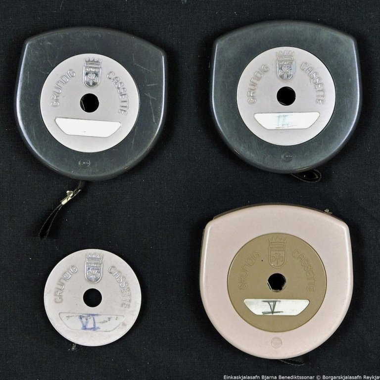 Umslag: Grundig kasettur, merktar I, III, V og lok af kasettu merkt VI.