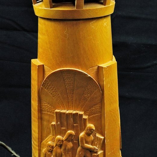 Borðlampi. Á honum stendur „Bjarni Benediktsson. Þökkum styrkan stuðning. Óskum yður allra heilla 30. apríl 1948. Stjórn Byggingafél. verkamanna“. Bókstafirnir G. K. eru líklega stafir myndskerans. Byggingarfélag Verkamanna gaf Bjarna lampann á fertugsafmæli hans.