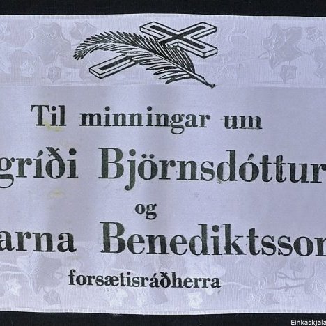 Borði 2: Til minningar um Sigríði Björnsdóttur, og, Bjarna Benediktsson, forsætisráðherra. Hinzta kveðja, frá fulltrúaráði Sjómannadagsins í Reykjavík.