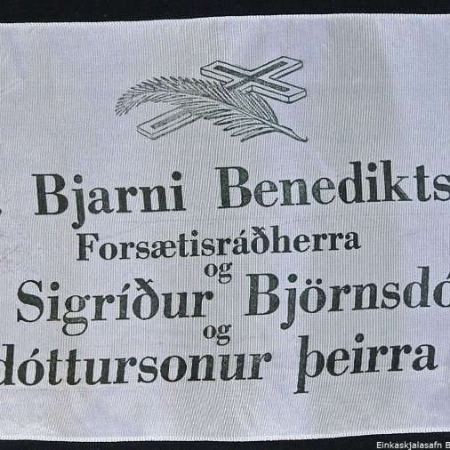 Borði 4: Dr. Bjarni Benediktsson, Forsætisráðherra, og, Frú Sigríður Björnsdóttir, og, dóttursonur þeirra. Hinzta kveðja, Landsmálafélagið Vörður.