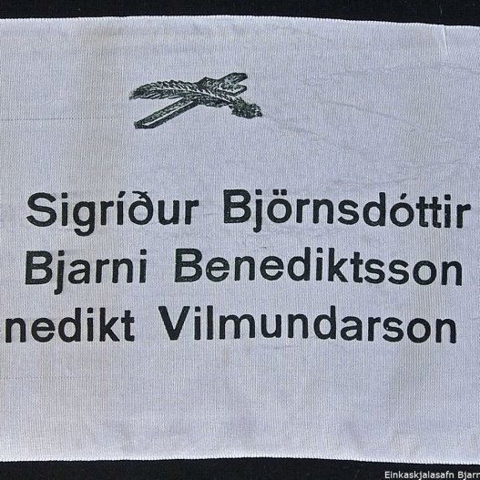 Borði 5: Frú Sigríður Björnsdóttir, Dr. Bjarni Beneditksson, Benedikt Vilmundarson. Kveðja, Guðrún og Magnús V. Magnússon, Washington.