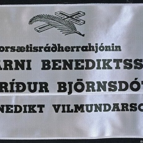 Borði 7: Forsætisráðherrahjónin, Dr. Bjarni Benediktsson, Frú Sigríður Björnsdóttir, og Benedikt Vilmundarson. Hinzta kveðja, frá Landssambandi Sjálfstæðiskvenna.