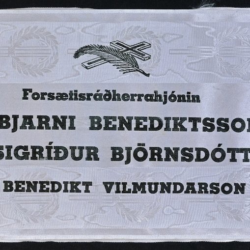 Borði 9: Forsætisráðherrahjónin, Dr. Bjarni Benediktsson, Frú Sigríður Björnsdóttir, og Benedikt Vilmundarson. Kveðja, frá Sjálfstæðisflokknum.