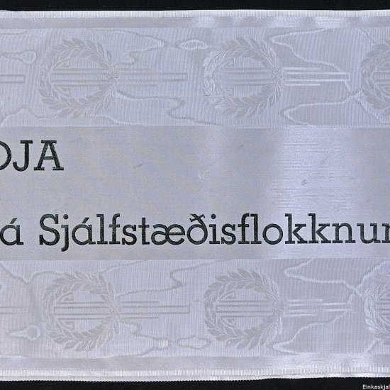 Borði 9: Forsætisráðherrahjónin, Dr. Bjarni Benediktsson, Frú Sigríður Björnsdóttir, og Benedikt Vilmundarson. Kveðja, frá Sjálfstæðisflokknum.