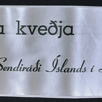 Borði 13: Dr. Bjarni Benediktsson, forsætisráðherra, Frú Sigríður Björnsdóttir, og Benedikt Vilmundarson. Hinzta kveðja, frá Sendiráði Íslands í London.