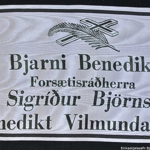 Borði 17: Dr. Bjarni Benediktsson, Forsætisráðherra, Frú Sigríður Björnsdóttir, Benedikt Vilmundarson. Kveðja, frá Rotaryklúbbi Reykjavíkur.