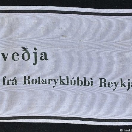 Borði 17: Dr. Bjarni Benediktsson, Forsætisráðherra, Frú Sigríður Björnsdóttir, Benedikt Vilmundarson. Kveðja, frá Rotaryklúbbi Reykjavíkur.