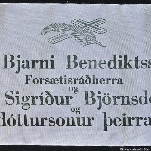 Borði 18: Dr. Bjarni Benediktsson, Forsætisráðherra, og, Frú Sigríður Björnsdóttir, og, dóttursonur þeirra. Hinzta kveðja Málfundfélagið Óðinn.