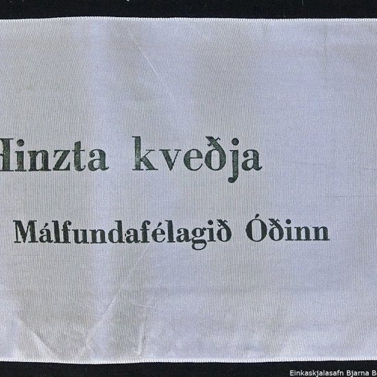 Borði 18: Dr. Bjarni Benediktsson, Forsætisráðherra, og, Frú Sigríður Björnsdóttir, og, dóttursonur þeirra. Hinzta kveðja Málfundfélagið Óðinn.