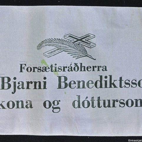 Borði 20: Forsætisráðherra, Dr. Bjarni Benediktsson, eiginkona og dóttursonur. Hinzta kveðja, Thant, United Nations.