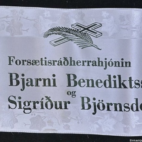 Borði 23: Forsætisráðherrahjónin, Dr. Bjarni Benediktsson, og, Frú Sigríður Björnsdóttir. Kveðja, Sjálfstæðisfélögin í Kópavogi.