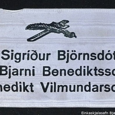 Borði 37: Frú Sigríður Björnsdóttir, Dr. Bjarni Benediktsson, Benedikt Vilmundarson. Kveðja, Stúdínur 6. bekk A 1969.
