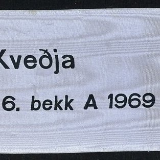 Borði 37: Frú Sigríður Björnsdóttir, Dr. Bjarni Benediktsson, Benedikt Vilmundarson. Kveðja, Stúdínur 6. bekk A 1969.