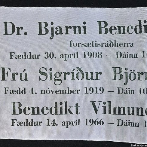 Borði 38: Dr. Bjarni Benediktsson, forsætisráðherra, Fæddur 30. apríl 1908 - Dáinn 10. júlí 1970, Frú Sigríður Björnsdóttir, Fædd 1 nóvember 1919 - Dáin 10. júlí 1970, Benedikt Vilmundarson, Fæddur 14. apríl 1966 - Dáinn 10. júlí 1970. Hinzta kveðja, Iðnaðarbanki Íslands hf.
