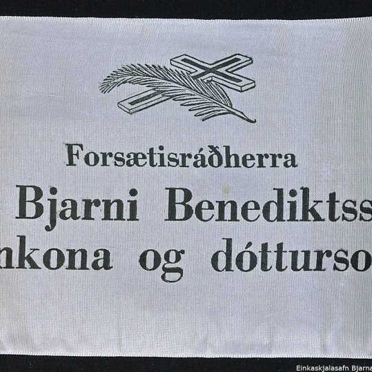 Borði 41: Forsætisráðherra, Dr. Bjarni Benediktsson, eiginkona og dóttursonur. Kveðja, Frá Þjóðleikhúsinu.