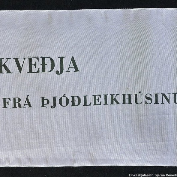 Borði 41: Forsætisráðherra, Dr. Bjarni Benediktsson, eiginkona og dóttursonur. Kveðja, Frá Þjóðleikhúsinu.
