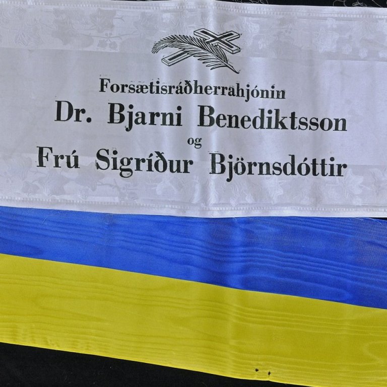 Borði 42: Forsætisráðherrahjónin, Dr. Bjarni Benediktsson, og, Frú Sigríður Björnsdóttir. Hinzta kveðja, Från Isländska Konsulat, Arne Prytz, Björn Steenstrup.