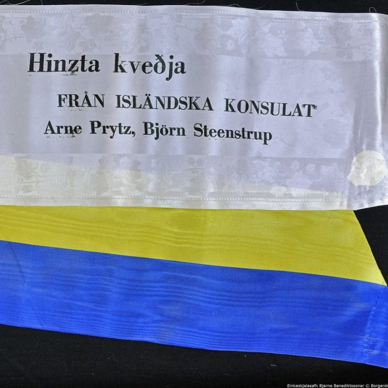 Borði 42: Forsætisráðherrahjónin, Dr. Bjarni Benediktsson, og, Frú Sigríður Björnsdóttir. Hinzta kveðja, Från Isländska Konsulat, Arne Prytz, Björn Steenstrup.