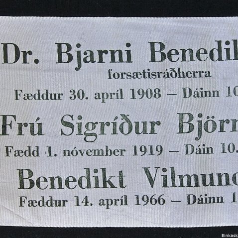 Borði 45: Dr. Bjarni Benediktsson, forsætisráðherra, Fæddur 30. apríl 1908 - Dáinn 10. júlí 1970, Frú Sigríður Björnsdóttir, Fædd 1. nóvember 1919 - Dáin 10. júlí 1970, Benedikt Vilmundarson, Fæddur 14. apríl 1966 - Dáinn 10. júlí 1970. Hinzta kveðja, Verzlunarbanki Íslands hf.
