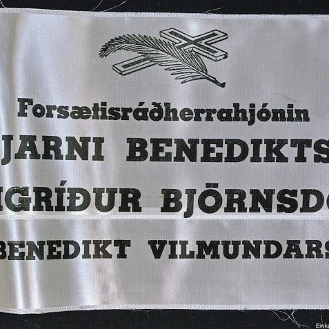 Borði 46: Forsætisráðherrahjónin, Dr. Bjarni Benediktsson, Frú Sigríður Björnsdóttir, og Benedikt Vilmundarson. Hinzta kveðja, frá Vinnuveitandasambandi Íslands.
