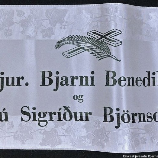 Borði 48: Dr. jur. Bjarni Benediktsson, og, Frú Sigríður Björnsdóttir. Kveðja, Frá Háskóla Íslands.