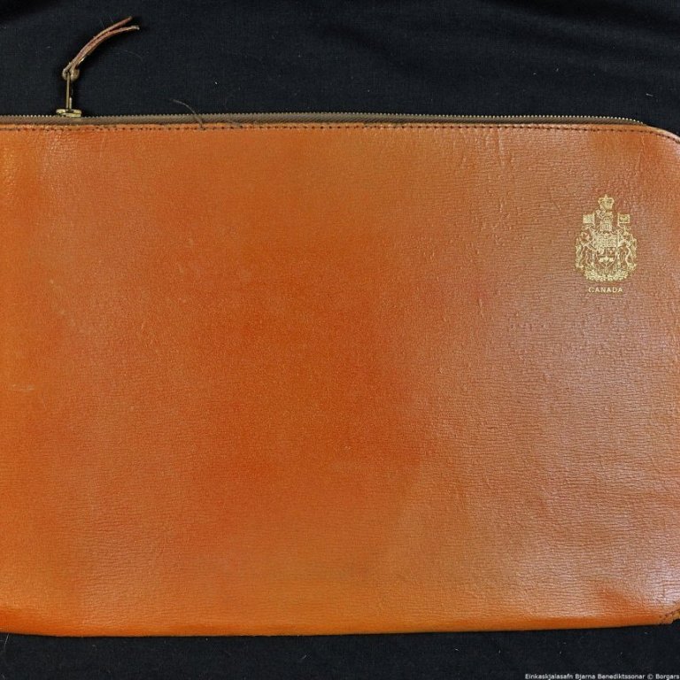 Skjalataska með merki Kanada.