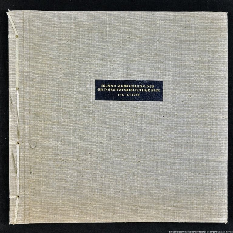 Myndaalbúm með ljósmyndum og blaðaúrklippum frá sýningunni; Island - Ausstellung der Universitatsbibliotek Kiel, 17. júní til 7. júlí 1954, ásamt bréfi frá Dr. Grothues, Bibliotheksdirektor.