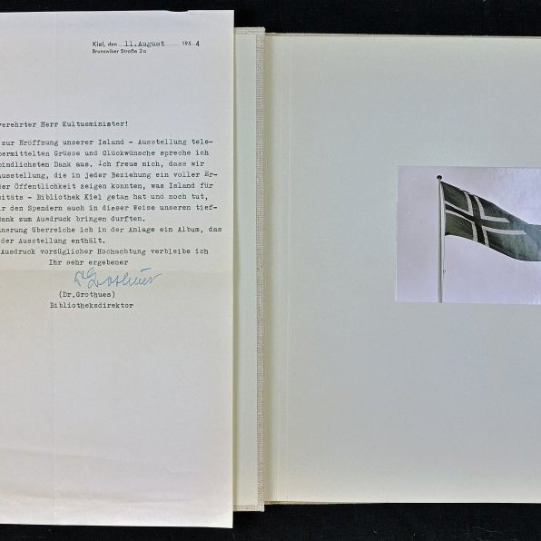 Myndaalbúm, fyrsta opna, ásamt bréfi.