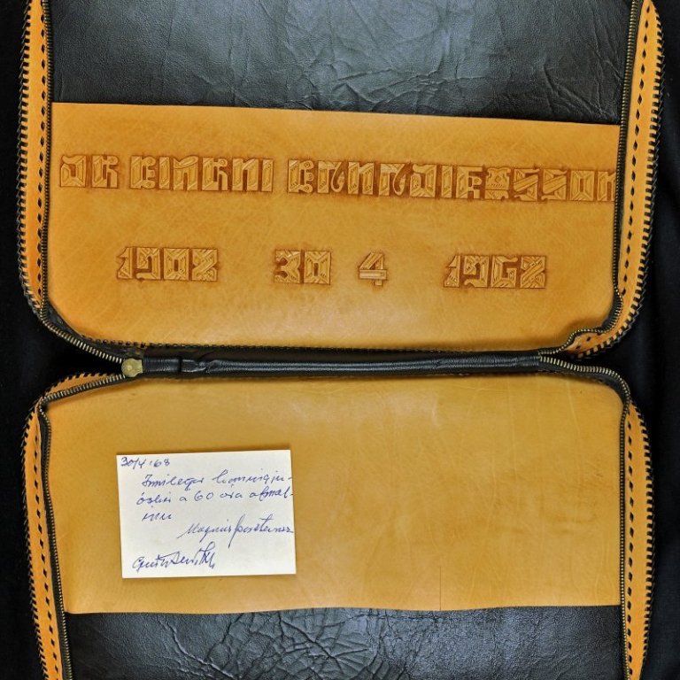 Innan í töskunni stendur: Hr. Bjarni Benediktsson 1902 - 30. 4. - 1962. Gjöf til Bjarna á 60 ára afmæli hans 1962.