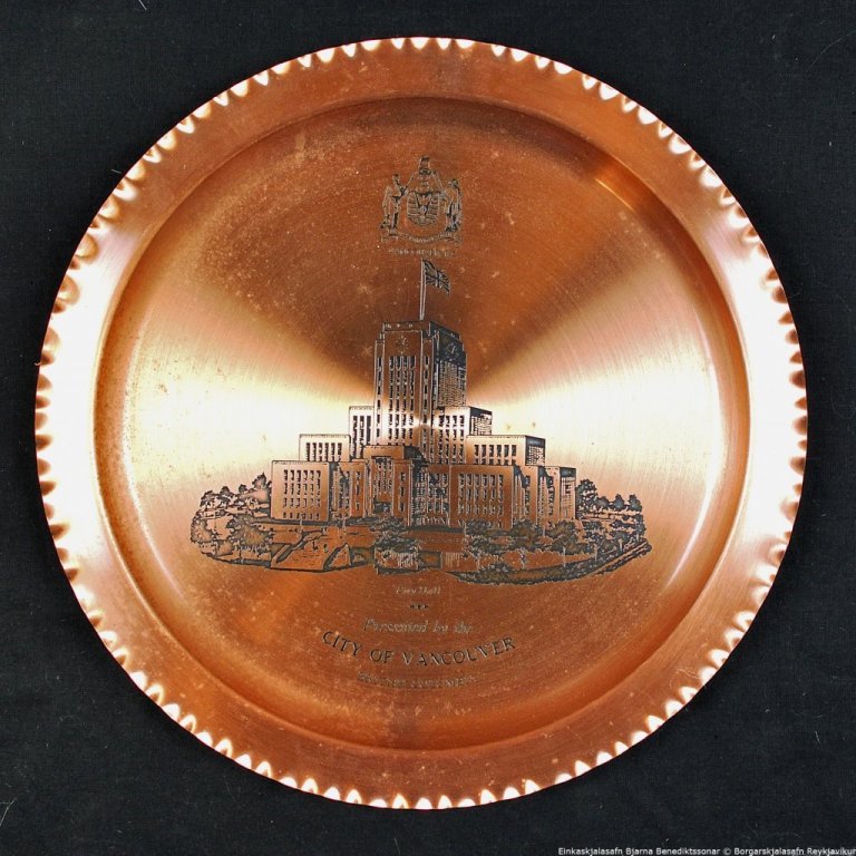 Platti / diskur. Merktur; Presented by the CITY OF VANCOUVER, British Columbia.