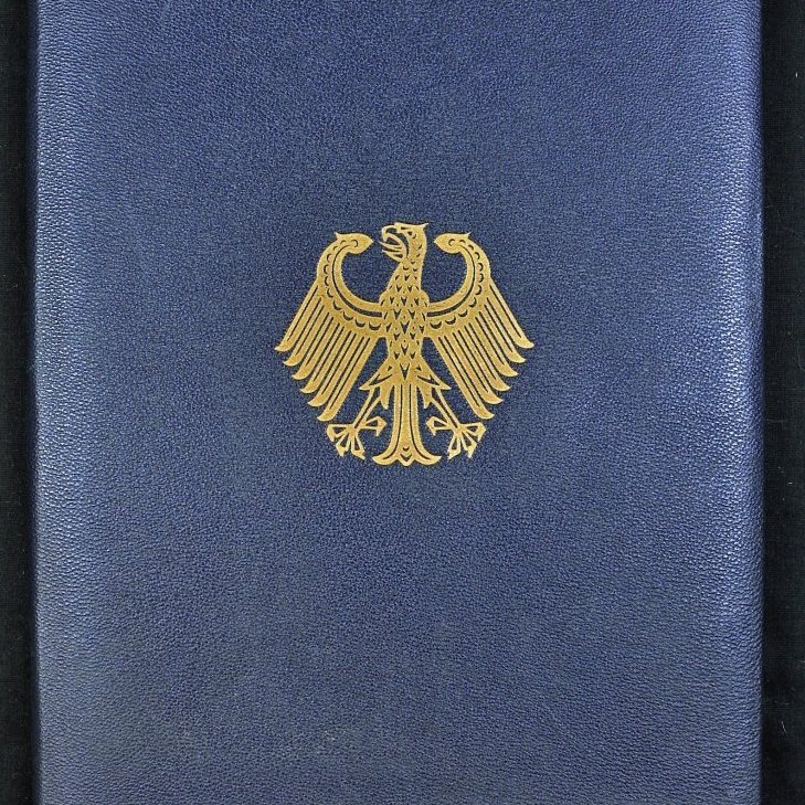 Mappa

Með staðfestingarskjölum um að Bjarni Benediktsson hafi fengið „Das Grosskreuz

Des Verdienstordens der Bundesrepublik Deutschland“. Dagsetningin er: Bonn 3. janúar 1955 (sjá einnig öskju 8-1 og 8-4).