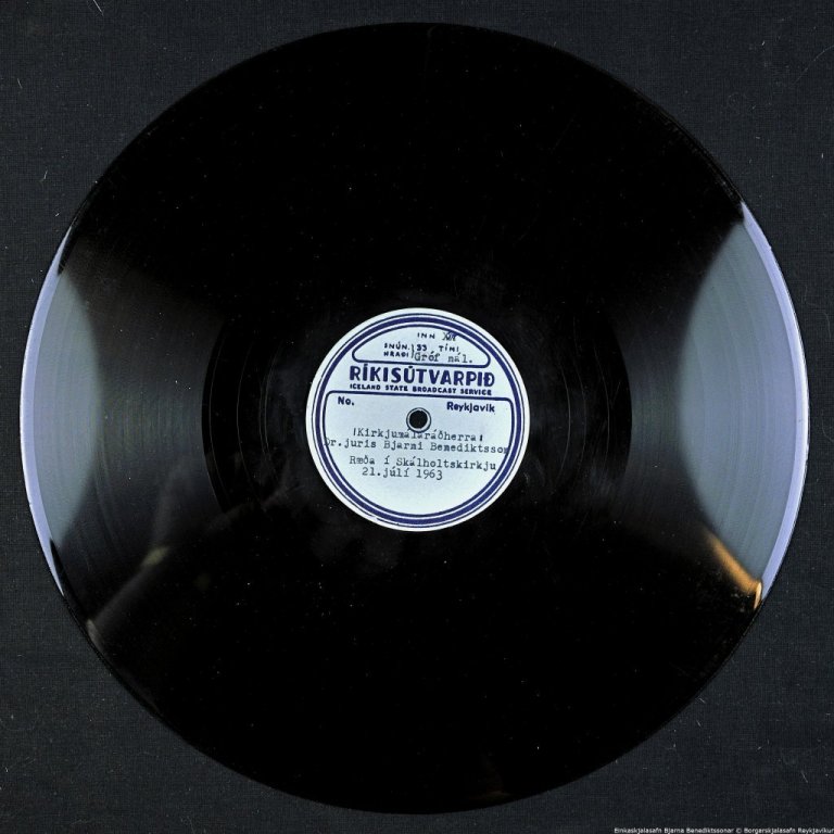 Hljómplatan úr umslagi. Önnur hliðin var óskorin (tóm) og ómerkt.