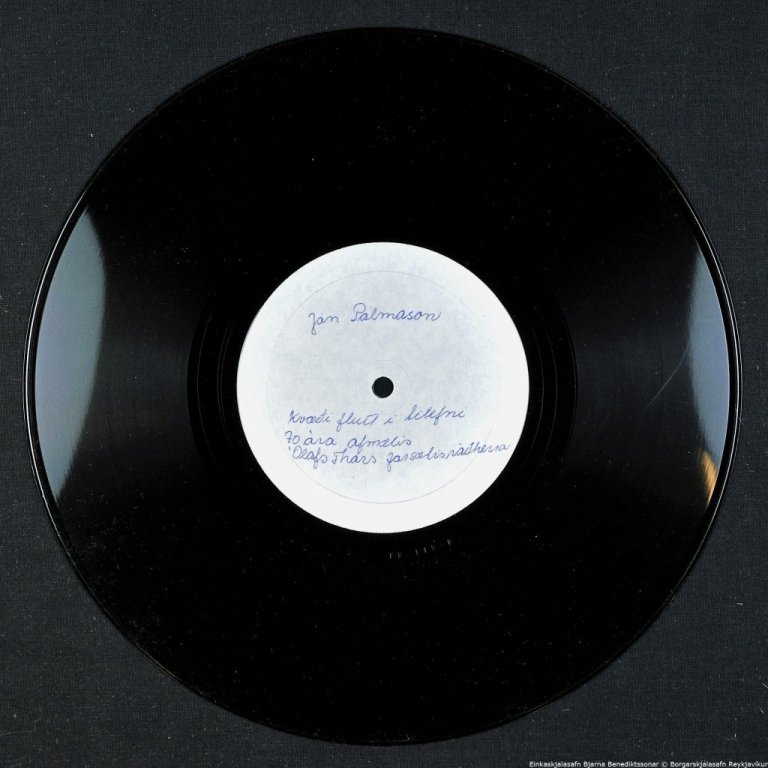 Hljómplatan úr umslagi. Önnur hliðin var óskorin (tóm).