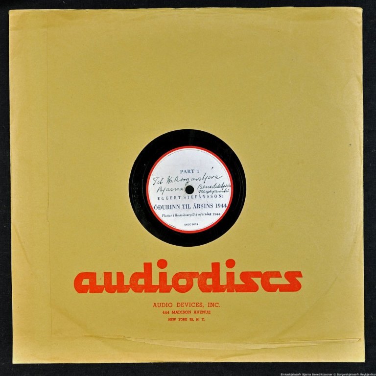 Hljómplata í umslagi: Eggert Stefánsson. „Óðurinn til ársins 1944. Fluttur í Ríkisútvarpið á nýársdag 1944“, part 1-2. Handskrifað er á hlið 1: „Til Hr. Borgarstjóra Bjarna Benediktssonar Reykjavík“, og á hlið 2: „með þökk fyrir ógleimanlegt samstarf og vináttu á árinu! Höfundurinn“ (ógleymanlegt).