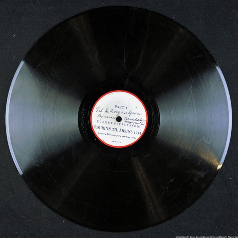 Hljómplatan úr umslagi, hlið 1.