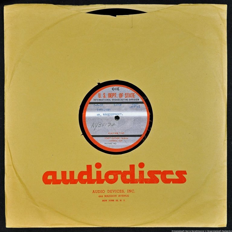 Tvær hljómplötur í umslagi: U.S Dept of State. International Broadcasting Division, 4-4-49, 1:00P, WASH. AM&M 59. Icelandic Mr. Benediktsson,AY3416A og AY3417A.