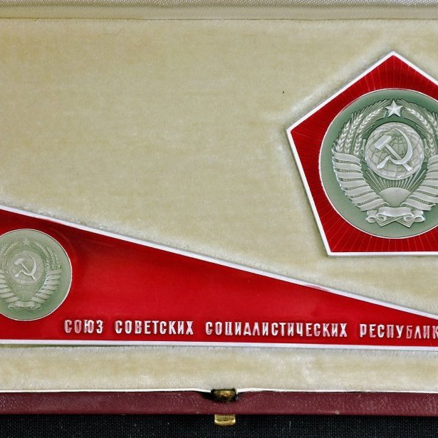 Lunik 9 askja með tveim merkjum, opna (skjaldarhlið merkjanna)